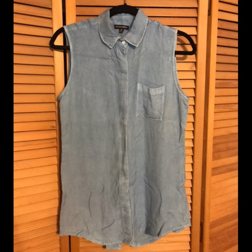 •TJMaxx• Sleeveless Button Up!